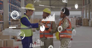 Depoda çalışan farklı insanların finansal veri işleme görüntüsü. Küresel taşımacılık, finans, iş, bağlantılar, hesaplama ve veri işleme kavramı dijital olarak oluşturulmuş görüntü.