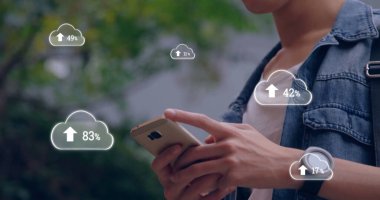 Akıllı telefon kullanan melez adamdan daha fazla sayıda bulutun görüntüsü. Küresel iletişim, teknoloji ve dijital arayüz kavramı dijital olarak oluşturuldu.