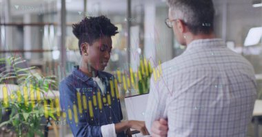 Ofisteki dizüstü bilgisayarı kullanan çeşitli meslektaşların diyagram ve veri işleme görüntüsü. Teknoloji, iş ve dijital arayüz kavramı dijital olarak oluşturulmuş görüntü.