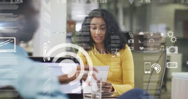 Ofisteki çeşitli iş adamlarıyla ilgili finansal veri işleme resmi. Küresel finans, iş, bağlantılar, hesaplama ve veri işleme kavramı dijital olarak oluşturuldu.