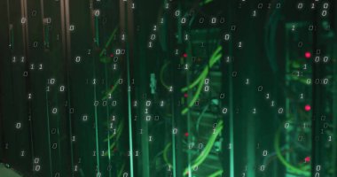 Sunucu odasında veri işleme resmi. Teknoloji ve dijital arayüz kavramı dijital olarak oluşturuldu.