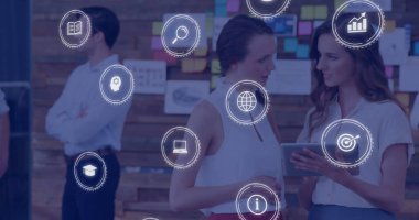 Modern ofiste tablet kullanan iş kadınlarının dijital simgeleri. Teknoloji, yenilik, takım çalışması, işbirliği, şirket, profesyonel