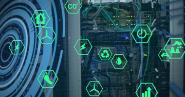 Bilgisayar sunucularında dijital eko simgeleri ve veri işleme resimleri. Dijital olarak oluşturulmuş küresel bağlantılar, hesaplama ve veri işleme kavramı.