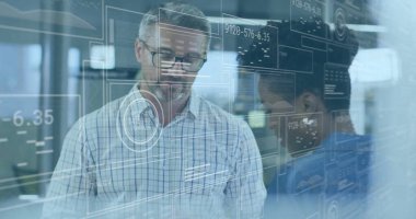 Ofiste iş tartışan çeşitli meslektaşların veri işleme görüntüsü. Küresel iş, finans, iletişim ve dijital arayüz kavramı dijital olarak oluşturulmuş görüntü.