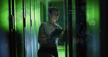 Bilgisayar sunucuları üzerinde tableti olan beyaz kadın teknisyen üzerinde veri işleme görüntüsü. Dijital olarak oluşturulmuş küresel bağlantılar, hesaplama ve veri işleme kavramı.