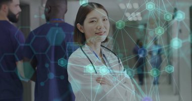 Asyalı kadın doktorun hastanedeki bağlantıları ve veri işleme görüntüsü. Küresel tıp, sağlık, bağlantılar, bilgisayar ve dijital arayüz kavramı dijital olarak oluşturulmuş görüntü.