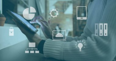 Ofiste tablet kullanan Kafkasyalı işadamının mali veri işleme görüntüsü. Küresel finans, iş, bağlantılar, hesaplama ve veri işleme kavramı dijital olarak oluşturuldu.