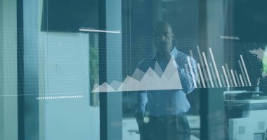 Afrika 'daki acil durum işadamının mali veri işleme görüntüsü. Küresel finans, iş, bağlantılar, hesaplama ve veri işleme kavramı dijital olarak oluşturuldu.