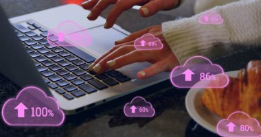 Laptop kullanan melez bir kadının veri işleme ve bulutlarının görüntüsü. İş, teknoloji ve dijital arayüz kavramı dijital olarak oluşturuldu.