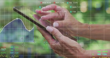 Tablet kullanan melez bir kadının mali veri işleme görüntüsü. Küresel finans, iş, bağlantılar, hesaplama ve veri işleme kavramı dijital olarak oluşturuldu.