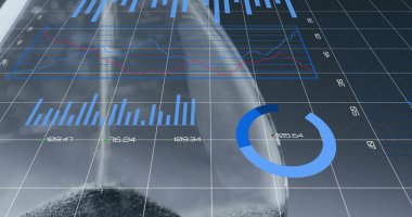 Kum saati üzerindeki veri işleme ve diyagramlar. Teknoloji ve dijital arayüz kavramı dijital olarak oluşturuldu.