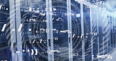 Sunucu odasında daireler çizerek veri işleme görüntüsü. Küresel teknoloji, bilgisayar ve dijital arayüz kavramı dijital olarak oluşturulmuş görüntü.