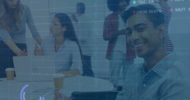 Çeşitli meslekdaşların iş tartışmalarına ilişkin veri işleme ve diyagramlarının resmi. Teknoloji, iş ve dijital arayüz kavramı dijital olarak oluşturulmuş görüntü.