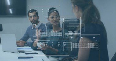 Ofiste iş tartışan çeşitli meslektaşların veri işleme görüntüsü. Küresel iş ve dijital arayüz kavramı dijital olarak oluşturulmuş görüntü.