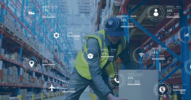 Depoda çalışan beyaz erkek işçilere yönelik veri işleme ve medya simgeleri. Küresel iş ve dijital arayüz kavramı dijital olarak oluşturulmuş görüntü.