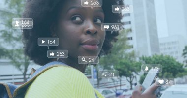 Akıllı telefon kullanan Afrikalı Amerikalı bir kadının medya simgeleri. Teknoloji, sosyal medya ve dijital arayüz kavramı dijital olarak oluşturuldu.