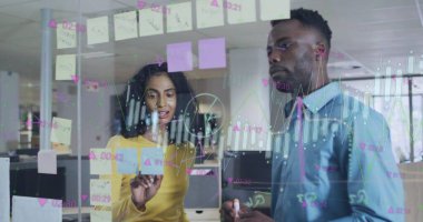 Ofiste konuşan çeşitli meslektaşların diyagram ve veri işleme görüntüsü. Teknoloji, iş ve dijital arayüz kavramı dijital olarak oluşturulmuş görüntü.