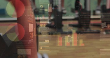 Spor salonunda egzersiz yapan farklı insanların finansal veri işleme görüntüsü. Küresel spor, fitness, yaşam tarzı, finans ve dijital arayüz kavramı dijital olarak oluşturulmuş görüntü.