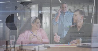 Ofisteki çeşitli iş adamlarıyla ilgili finansal veri işleme resmi. Küresel finans, iş, bağlantılar, hesaplama ve veri işleme kavramı dijital olarak oluşturuldu.