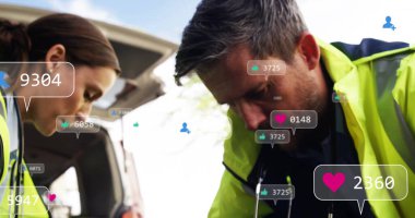 Sosyal medya etkileşimi, ambulansın yakınındaki hastaya yardım eden sağlık görevlilerinin görüntüsünü simgeliyor. Acil durum, kurtarma, sağlık, sağlık, yardım, ilk müdahale ekipleri