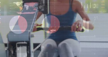 Beyazların spor salonunda egzersiz yapan kadınlar için finansal veri işleme imgesi. Küresel spor, fitness, yaşam tarzı, finans ve dijital arayüz kavramı dijital olarak oluşturulmuş görüntü.