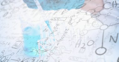 Kimyasal formüller ve denklemler laboratuarda pipette kullanan bilim adamının üzerindeki görüntüler. Bilim, araştırma, kimya, deney, analiz, kimya laboratuvarı