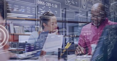 Ofisteki çeşitli meslektaşlar üzerinde veri analizi imajıyla yapılan iş görüşmesi. işbirliği, takım çalışması, strateji, beyin fırtınası, teknoloji, sunum