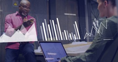 Veri analiziyle yapılan iş görüşmesi, iş arkadaşlarının ofiste tartışması üzerine gerçekleşti. Takım çalışması, işbirliği, beyin fırtınası, tartışma, teknoloji, sunum