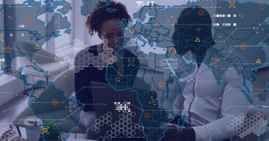 Ofisteki iş adamları üzerinde dünya haritası ve veri analizi görüntüsü. global, takım çalışması, şirket, teknoloji, dijital, işbirliği