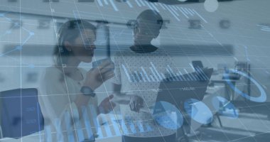 Ofiste konuşan çeşitli iş adamlarının veri işleme görüntüsü. Küresel iş ve dijital arayüz kavramı dijital olarak oluşturulmuş görüntü.