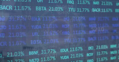 Gri arka planda dairesel tarayıcı üzerinden finansal veri işleme resmi. Bağlantı, veri, işleme, finans, iş, dijital arayüz ve iletişim, dijital olarak oluşturulmuş görüntü.