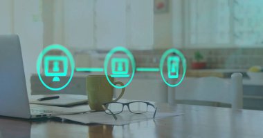 Ofisteki dizüstü bilgisayarın üzerindeki medya simgeleri. Küresel iş ve dijital arayüz kavramı dijital olarak oluşturulmuş görüntü.