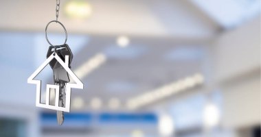 Ev şeklindeki anahtarlık ve anahtarlık görüntüsü kapalı arka planda bulanıklaşıyor. ev, emlak, mülk, güvenlik, dijital, kapalı alan