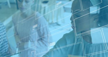 Modern ofiste dijital arayüz tasarımında işbirliği yapan Afrikalı Amerikalı kadınlar. İşbirliği, takım çalışması, yenilik, yaratıcılık, teknoloji, işyeri