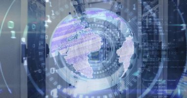 Bilgisayar sunucuları üzerinde veri işleme ile tarama ve küreye ait görüntü. Küresel finans, iş, bağlantılar, hesaplama ve veri işleme kavramı dijital olarak oluşturuldu.