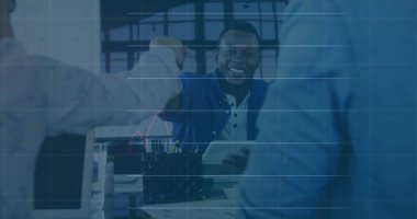 El sıkışma görüntüsü, ofiste başarılı ortaklık anlaşmasını kutlayan iş adamları. anlaşma, takım çalışması, işbirliği, müzakere, şirket, kutlama