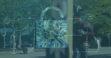 Akıllı telefon kullanan ve sokakta yürüyen iki ırklı bir adamın üzerindeki ikonlar ile asma kilit görüntüsü. Küresel teknoloji, çevrimiçi güvenlik ve dijital arayüz kavramı dijital olarak oluşturulmuş görüntü.