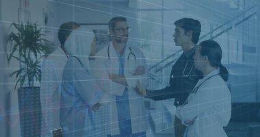 Hastane koridorundaki veri eğilimlerini analiz eden tıp uzmanlarının görüntüsü. Sağlık, takım çalışması, beyin fırtınası, işbirliği, istatistik, araştırma