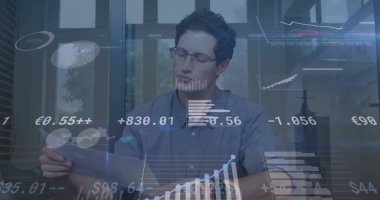 Kafkasyalı işadamının ofisindeki görüntülerin işleniş görüntüsü. Küresel iş ve dijital arayüz kavramı dijital olarak oluşturulmuş görüntü.