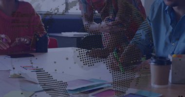 Proje üzerinde işbirliği yapmak, ofis masasında dijital kaplama ile beyin fırtınası yapmak. Takım çalışması, yenilik, teknoloji, işbirliği, iş dünyası, yaratıcılık