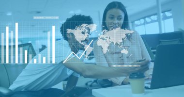 Dizüstü bilgisayardaki verileri analiz etmek, ofisteki meslektaşlar iş stratejilerini tartışmak. Takım çalışması, işbirliği, beyin fırtınası, toplantı, planlama, strateji