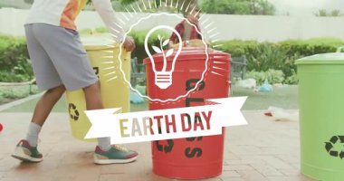 Çöp geri dönüşümü, parktaki insanlar ampul ikonu üzerine Dünya Günü animasyonu. sürdürülebilirlik, çevre, koruma, atık yönetimi, çevre dostu, yeşil enerji