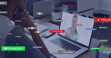 Afro-Amerikan bir kadının imaj araması üzerine mesajları olan sosyal medya simgeleri. Küresel sosyal medya, hesaplama, iletişim ve dijital arayüz kavramı dijital olarak oluşturuldu.