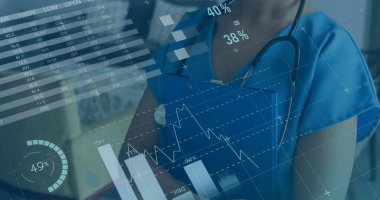 Beyaz kadın doktorun gülümsemesiyle ilgili veri işleme ve diyagramlar. Tıp, teknoloji ve dijital arayüz kavramı dijital olarak oluşturulmuş görüntü.