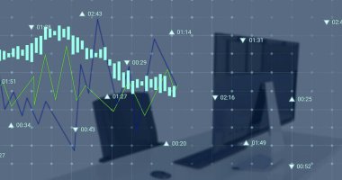 Boş ofisteki bilgisayarın üzerinde grafik ve veri işleme resimleri. Bağlantı, veri, işleme, dijital arayüz, iş ve iletişim, dijital olarak oluşturulmuş görüntü.