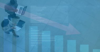 Dizüstü bilgisayar kullanarak çeşitli meslektaşların üzerinde şema ve veri işleme resimleri. Teknoloji, iş ve dijital arayüz kavramı dijital olarak oluşturulmuş görüntü.