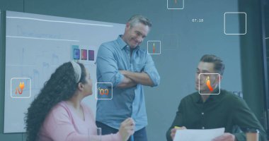 Ekoloji ikonları ve çeşitli meslektaşların ofiste iş görüşmesi üzerine veri işleme resimleri. Küresel iş, bilgisayar ve dijital arayüz kavramı dijital olarak oluşturulmuş görüntü.