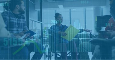 Ofiste konuşan engelli ve çeşitli meslektaşların diyagram ve veri işleme resimleri. Teknoloji, iş ve dijital arayüz kavramı dijital olarak oluşturulmuş görüntü.