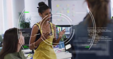 Veri işleme ve tarama görüntüsü ofiste iş tartışan çeşitli meslektaşlar üzerinde. Küresel iş ve dijital arayüz kavramı dijital olarak oluşturulmuş görüntü.