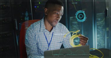 Afrcian American üzerinden dijital veri işleme görüntüsü. Bilgisayar sunucularıyla erkek mühendis. Dijital olarak oluşturulmuş küresel bağlantılar, hesaplama ve veri işleme kavramı.